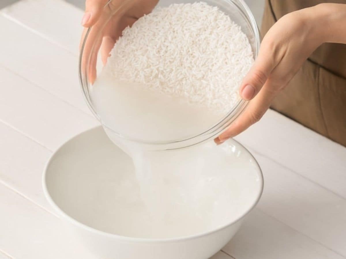 Rice Water: బియ్యం కడిగిన నీళ్లను పారబోస్తున్నారా?.. ఎన్ని లాభాలో ...
