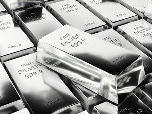 चांदी की कीमतों में भारी गिरावट: खरीदारों को बड़ा झटका, और गिरावट की आशंका.