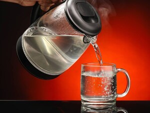 उबला पानी: क्या आप गलत तरीके से उबाल रहे हैं? जानें स्वास्थ्य जोखिम.