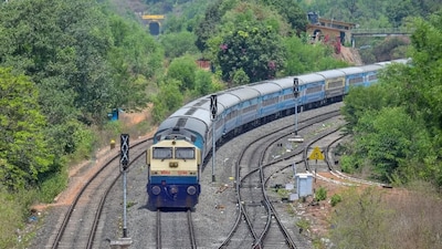 Railway Jobs: నిరుద్యోగులు ఎగిరి గంతేసే న్యూస్... రైల్వేలో మరో 11,127 ఉద్యోగాలు (ప్రతీకాత్మక చిత్రం)