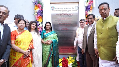 మల్టీ లెవెల్ పార్కింగ్ కాంప్లెక్స్ని ఆరంభిస్తున్న మంత్రి పొన్నం ప్రభాకర్, తదితరులు