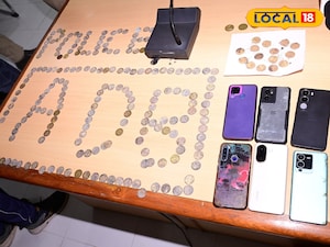 పోలీసులు స్వాధీనం చేసుకున్న నకిలీ బంగారు నాణేలు 