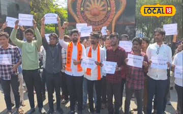 ఆంధ్ర యూనివర్సిటీ మెయిన్ గేట్ వద్ద విద్యార్థులు ఆందోళన