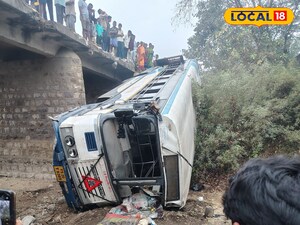 బోల్తా పడిన బస్సు 