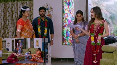 ब्रह्ममुडी: रेखा ने संपत्ति पर कब्जा किया, अपर्णा पोतियों के जीवन के लिए लड़ रही है.