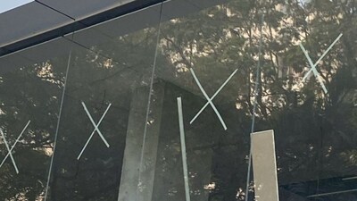 कांच के दरवाजों पर 'X' निशान क्यों? जानिए इसके पीछे का सुरक्षा रहस्य.