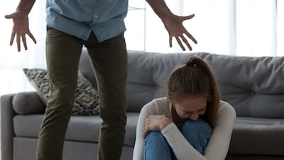 पति करता है दुर्व्यवहार, फिर खुद को बताता है पीड़ित? ऐसे करें इस हेरफेर का सामना.