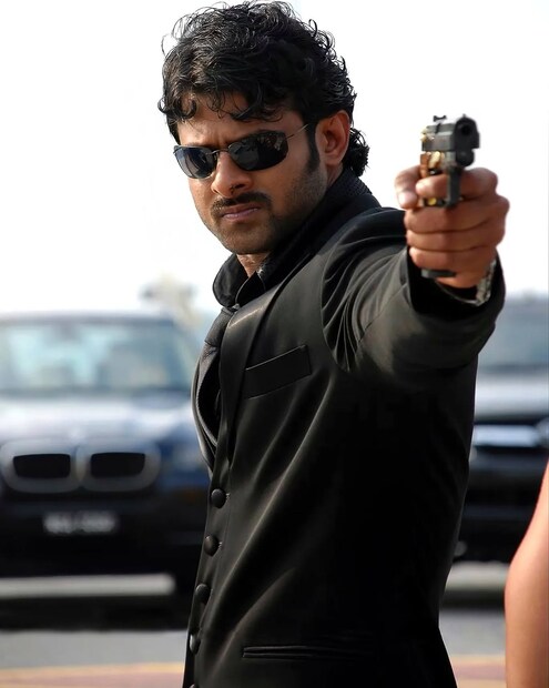 ఇంతే కాకుండా, ప్రభాస్కు బిర్యానీ అంటే చాలా ఇష్టమని అందరికీ తెలిసిన విషయమే. కానీ ఆయన రోజువారీ ఆహారంలో కేవలం రుచికరమైన వంటకాలు మాత్రమే కాకుండా, శరీరానికి అవసరమైన పోషకాలు సమృద్ధిగా ఉండేలా చూసుకుంటారని తెలుస్తోంది. శ్యామల దేవి వెల్లడించిన వివరాల ప్రకారం, ప్రభాస్ తన ఆహారంలో మటన్, చికెన్, చేపలు, రొయ్యలు, పీతలు వంటి ప్రోటీన్ అధికంగా ఉండే పదార్థాలను ఎక్కువగా తీసుకుంటారట. ఇంతే కాకుండా, ప్రభాస్కు బిర్యానీ అంటే చాలా ఇష్టమని అందరికీ తెలిసిన విషయమే. కానీ ఆయన రోజువారీ ఆహారంలో కేవలం రుచికరమైన వంటకాలు మాత్రమే కాకుండా, శరీరానికి అవసరమైన పోషకాలు సమృద్ధిగా ఉండేలా చూసుకుంటారని తెలుస్తోంది. శ్యామల దేవి వెల్లడించిన వివరాల ప్రకారం, ప్రభాస్ తన ఆహారంలో మటన్, చికెన్, చేపలు, రొయ్యలు, పీతలు వంటి ప్రోటీన్ అధికంగా ఉండే పదార్థాలను ఎక్కువగా తీసుకుంటారట.