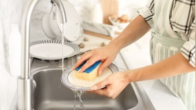 बर्तन धोने का स्पंज या ब्रश: क्या आप अपने स्वास्थ्य को खतरे में डाल रहे हैं?
