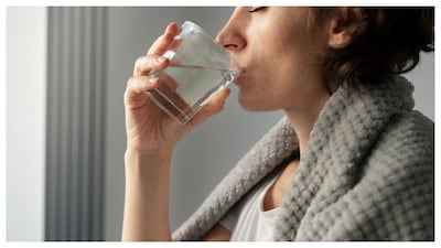 Hot Water: ఉదయాన్నే లేచిన వెంటనే చాలా మంది నీరు తాగడానికి ఇష్టపడరు. ఒకవేళ ఎవరైనా బలవంతం చేసి తాగించిన మళ్లీ వాంతు రూపంలో వెనక్కి వచ్చేస్తాయి. ఈ నీళ్లకే చాలా మంది ఇలా అవుతారు. అదే గోరు వెచ్చని నీళ్లు తాగండి అని చెప్పితే అస్సలు ముట్టేకోరు. అలాంటివారి కోసం ఉదయం పరగడుపుతో గోరువెచ్చని నీళ్లు తాగితే శరీరంలో ఏం జరుగుతుంది. ఇలా 30 రోజులు తాగితే శరీరంలో వచ్చే మార్పులు ఏంటో చూద్దాం.