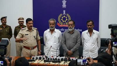 तेलंगाना डीजीपी के सामने शीर्ष माओवादी नेताओं का आत्मसमर्पण, 90 लाख रुपये का इनाम घोषित.