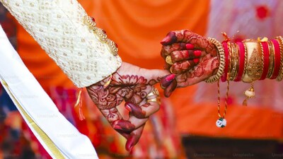 शादी के लिए सही उम्र क्या है? जानें जल्दी या देर से शादी के फायदे और नुकसान.