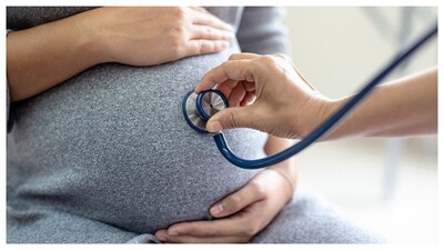 AP News: రాష్ట్రంలో కౌమార బాలికల గర్భధారణ సమస్య తీవ్ర ఆందోళన కలిగిస్తోంది. మొత్తం 25 జిల్లాల్లో ఈ పరిస్థితి ప్రమాదకరంగా మారింది. దీనిపై మంత్రులు, కార్యదర్శుల సమావేశంలో సీఎం చంద్రబాబు వైద్యారోగ్య శాఖతో పాటు ఇతర కీలక శాఖలను అప్రమత్తం చేశారు. దీన్ని సున్నా శాతానికి తీసుకురావాలనే లక్ష్యం అన్నారు.