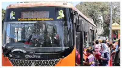 Tirumala News: తిరుమలలో శ్రీవారి దర్శనానికి వచ్చే భక్తుల రవాణా సౌకర్యాన్ని మెరుగుపరచేందుకు తిరుమల తిరుపతి దేవస్థానం నిర్వహిస్తున్న ధర్మ రథాలకు విశేష ఆదరణ లభిస్తోంది. ముఖ్యంగా డిజిటల్ డిస్‌ప్లే బోర్డుల ఏర్పాటుతో ఈ ఉచిత బస్సు సేవ మరింత సమర్థవంతంగా మారిందని అధికారులు వెల్లడించారు.