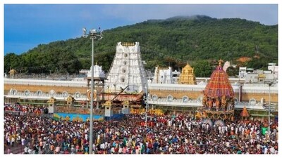 Tirumala News: తిరుమలలో భక్తుల రద్దీ సాధారణంగా ఉంది. గత కొద్ది రోజులుగా ఇదే విధంగా భక్తుల రద్దీ సాగుతోంది. దీంతో శ్రీవారి హుండీ ఆదాయం కూడా భారీగా పెరిగింది. ఈ క్రమంలో శ్రీవారి దర్శనానికి 10 గంటల సమయం పట్టే అవకాశం ఉంది.