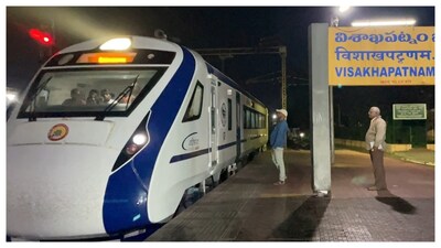 Vande Bharat Train: విశాఖపట్నం రైల్వే స్టేషన్‌లో రద్దీ తగ్గించేందుకు అధికారులు కీలక నిర్ణయం తీసుకున్నారు. ఫిబ్రవరి 20 నుంచి వందే భారత్ ఎక్స్‌ప్రెస్(Vande Bharat Express) వచ్చే సమయాన్ని స్వల్పంగా సవరించారు. ఈ మార్పు ప్రయాణికుల సౌకర్యార్థమేనని రైల్వే అధికారులు తెలిపారు.