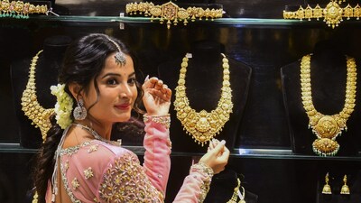 Gold Selling: బేర్ మార్కెట్‌లో గోల్డ్... ఉన్న బంగారం అమ్ముకోవాల్సిందేనా? ఎక్స్‌పర్ట్స్ ఇస్తున్న సలహా ఇదే (ప్రతీకాత్మక చిత్రం)