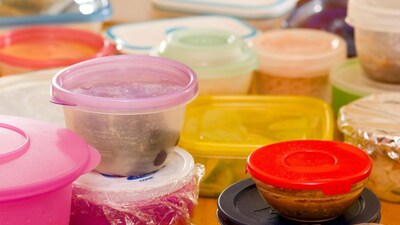 Revive Stained Plastic Containers: Easy Kitchen Hacks Revealed!