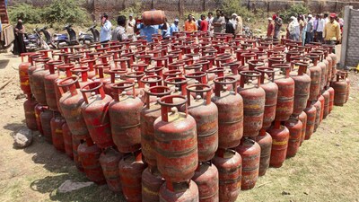 Gas Cylinder Booking: క్యూలో నిలబడి మరీ గ్యాస్ సిలిండర్ తెచ్చుకున్నారా? మరి సిలిండర్‌పై ఉన్న ఈ కోడ్ గమనించారా? (ప్రతీకాత్మక చిత్రం)