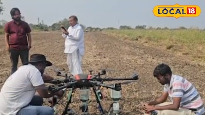 డ్రోన్ తో రైతు, శాస్త్రవేత్త 