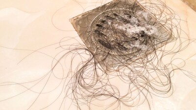 বাথরুমের ড্রেন বন্ধ? প্ল plumbersম্বার ছাড়াই চুল পরিষ্কার করুন, কোনো খরচ নেই!