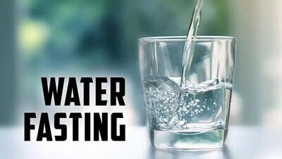वॉटर फास्टिंग: 48 तास फक्त पाण्यावर राहिल्यास शरीरात काय होते?