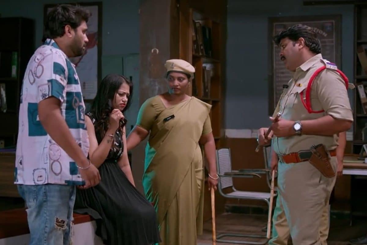 ‎Brahmamudi Serial Today march 17th Episode: పోలీస్ స్టేషన్‌లో రచ్చ రచ్చ చేసిన ఐశ్వర్య.. ఇందుని కాపాడిన స్వాతి!