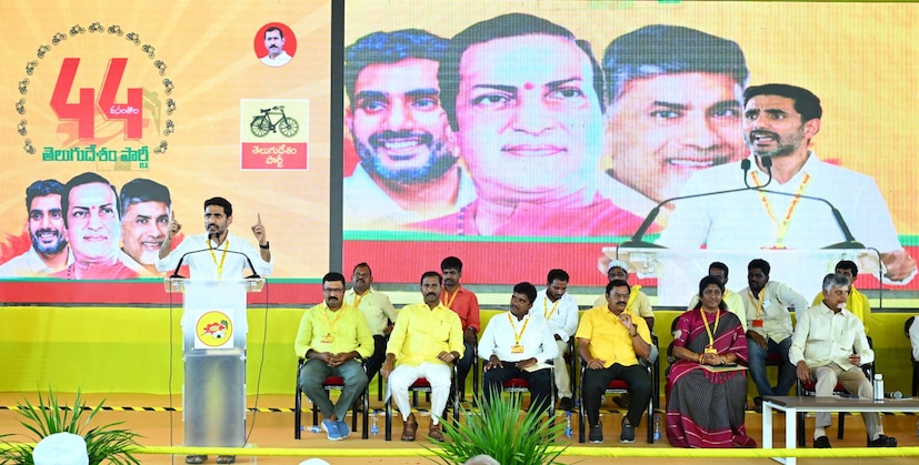  జనసేన సంగతేంటి? అభ్యంతరాలు రావా?: ఏపీలో ఉన్నది కూటమి ప్రభుత్వం లోకేష్ ప్రస్తుతం ఐటీ, విద్య, ఎలక్ట్రానిక్స్ శాఖల మంత్రి, టీడీపీ జాతీయ ప్రధాన కార్యదర్శి మాత్రమే. అంతేగానీ ఆయనే అన్నీ కాదు. మరోలా చెప్పాలంటే.. సీఎం తర్వాత రెండో స్థానంలో ఉన్నది డిప్యూటీ సీఎం అయిన పవన్ కళ్యాణ్. మామూలుగా అయితే డీసీఎం పదవికి అంతగా గుర్తింపు ఉండదు. అది అసలు రాజ్యాంగ పదవే కాదు. కానీ పవన్ కళ్యాణ్ ఆ స్థానంలో ఉండటం వల్ల దానికి చాలా గుర్తింపు వచ్చింది. ఈ రోజున టీడీపీ భారీ మెజార్టీతో అధికారంలో ఉందంటే.. దానికి జనసేన జట్టు కట్టడం అసలైన కారణం. జనసేన కలిసి ఉండకపోతే.. వైసీపీ ప్రభుత్వ వ్యతిరేక ఓట్లు టీడీపీ, జనసేన మధ్య చీలిపోయి.. మళ్లీ వైసీపీకి అధికారంలోకి వచ్చినా వచ్చేదే. 2019లో అదే జరిగింది. టీడీపీ, జనసేన కలవడం వల్లే.. భారీ మెజార్టీ వచ్చిందనే అభిప్రాయం చాలా మందిలో ఉంది. మరి అలాంటప్పుడు.. నెక్ట్స్ సీఎం లోకేషే అని టీడీపీలో తరచూ వ్యాఖ్యలు రావడం.. పొత్తు ధర్మానికి నెగెటివ్ సంకేతం అవ్వగలదు. కానీ.. టీడీపీకి నెక్ట్స్ ఎన్నికల్లో కూడా ఇలాగే సొంత మెజార్టీ స్థాయి సీట్లు వస్తే, అప్పుడు లోకేష్‌ని సీఎం చేసినా ఎవరూ అడ్డు చెప్పలేకపోవచ్చు. ఈ కారణంగానే.. లోకేష్‌ మార్క్ పార్టీలో పెరుగుతోంది.