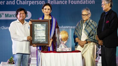 नीता अंबानी यांना KISS ह्युमॅनिटेरियन पुरस्काराने सन्मानित, सामाजिक योगदानाची दखल
