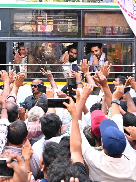  నేతలు దివ్యాంగులతో బస్సులో ఎందుకు ప్రయాణించారు?: మంగళగిరి బస్టాండ్ వద్ద పెద్ద ఎత్తున ప్రజలు, కూటమి కార్యకర్తలు, లబ్ధిదారులు తరలివచ్చారు. సీఎం చంద్రబాబు పథకాన్ని లాంఛనంగా ప్రారంభించిన తర్వాత, డిప్యూటీ సీఎం పవన్ కళ్యాణ్, మంత్రి లోకేష్‌లతో కలిసి బస్సెక్కి 11 కి.మీ. ప్రయాణించారు. బస్సులోనే దివ్యాంగులతో మాట్లాడి, “ప్రజా ప్రభుత్వం వచ్చాక మీ బాగోగులు మారాయా?” అని అడిగారు.