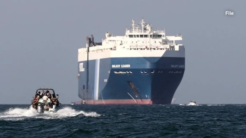  హార్ముజ్‌తో వ్యాపార ప్లాన్: హార్ముజ్ జలసంధి మీదుగా వెళ్లే ప్రతీ నౌక నుంచి రూ.19 కోట్ల దాకా టోల్ వసూలు చేస్తామని ఇరాన్ ప్రకటించింది. ఈ టోల్‌లో తమకూ భాగస్వామ్యం కావాలనే ప్లాన్ చేస్తున్నారు ట్రంప్. ఇందుకు సంబంధించిన ఆయన ట్రూత్ సోషల్‌లో ఓ పోస్ట్ పెట్టారు. ఇరాన్‌తో కలిసి హార్ముజ్ జలసంధిని కంట్రోల్ చేస్తామన్నారు. తద్వారా మనీ రాబట్టి షేర్ చేసుకుంటామన్నారు. ఇలా ఆ జలసంధి నుంచి మనీ లాగేందుకు ట్రంప్ ట్రై చేస్తున్నారు. అందుకే.. దాన్ని పేల్చివేసి.. లేనిపోని తలనొప్పిని తెచ్చుకోవడం కంటే.. ఇరాన్‌తో డీల్ పెట్టుకొని.. ప్రతీ నౌక నుంచి వచ్చే టోల్‌లో సగం మనీ లాగేయాలనే ప్లాన్ ట్రంప్‌కి ఉన్నట్లు కనిపిస్తోంది. (Image: Reuters)