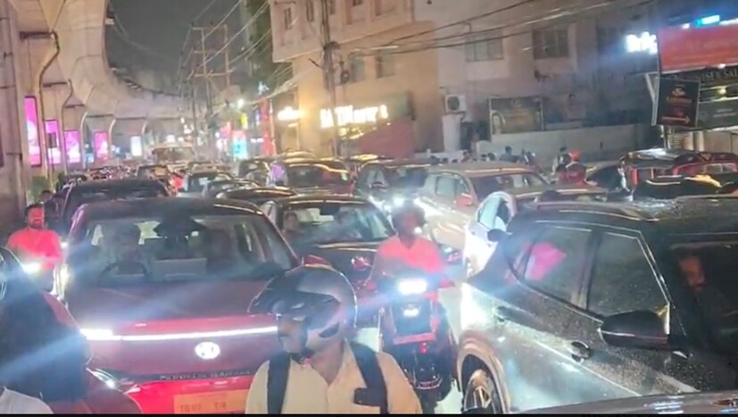  మంగళవారం హైదరాబాద్‌లోని మణికొండ, గచ్చబౌలిలో వడగళ్ల వాన పడింది. SR నగర్‌, మియాపూర్‌, కూకట్‌పల్లి, చందానగర్‌లో భారీ వర్షం కురిసింది. సూరారం, కొంపల్లి, దుండిగల్‌లో వర్షం దంచికొట్టింది. జూబ్లీహిల్స్‌, బంజారాహిల్స్‌, ఫిల్మ్‌నగర్‌లో భారీ వర్షంతో ట్రాఫిక్ జామ్ సమస్యలు కనిపించాయి. రోడ్లపై ఎక్కడికక్కడ వర్షపు నీరు నిలిచిపోయింది. కొన్ని ఏరియాల్లో విద్యుత్‌ సరఫరాకి కూడా అంతరాయం కలిగింది. ఇక వాహనదారుల కష్టాలు అన్నీ ఇన్నీ కావు. ప్రత్యక్ష నరకం చూశారు. వాతావరణం చల్లబడిందన్న ఆనందం లేకుండా పోయింది. దానికి తోడు ఉరుములు, మెరుపులు, ఈదురు గాలులు హోరెత్తించాయి. నగరం చిగురుటాకులా వణికింది. (Image credit - x - @MunsifNews24x7)