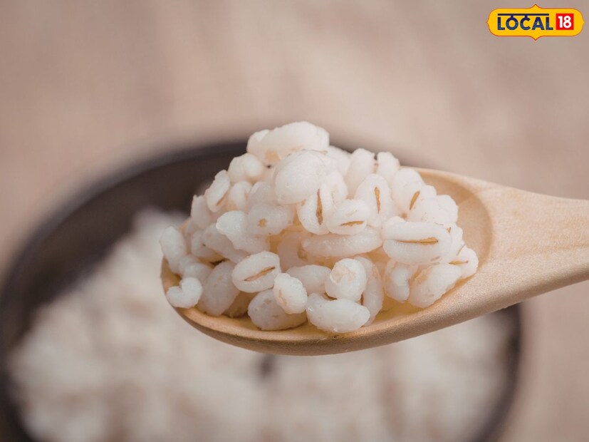 डॉ. पांडे यांनी सांगितलं की, भात योग्य प्रकारे शिजवल्यास तो सहज पचतो आणि त्वरित ऊर्जा देखील देतो. शिजवण्यापूर्वी तांदूळ किमान 30 मिनिटे पाण्यात भिजवा. यामुळे भातातील फायटिक ॲसिडसारखे काही अँटी-न्यूट्रिएंट्स कमी होतात, जे पचनात अडथळा आणू शकतात. भिजवण्याच्या प्रक्रियेमुळे पाचक एन्झाइम्स देखील सक्रिय होतात, ज्यामुळे भात जास्त लवकर आणि सहज पचतो.