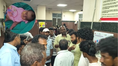 హాస్పిటల్ సిబ్బందితో వాగ్వాదం చేస్తోన్న శిశువు బంధువులు