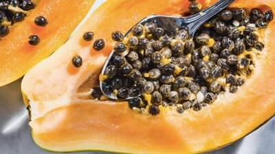 पपईच्या बिया फेकून देताय? त्यांचे हे आरोग्य फायदे जाणून घ्याल तर पुन्हा असे करणार नाही!