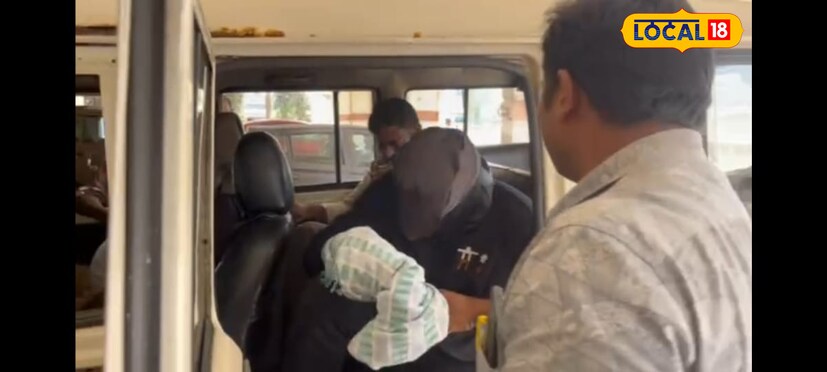  గాజువాక మౌనిక మర్డర్ కేసులో రోజుకో మలుపు తిరుగుతున్న నేపథ్యంలో పూర్తి నిజాలు వెలుగులోకి తీసుకురావాలని బుధవారం కలెక్టరెట్ దగ్గర నిరసన తెలిపారు. ఈ నిరసనలో డి. లలిత వెంకటలక్ష్మి, కొత్తపల్లి వెంకటరమణ, కె.చిన్నారావు, చింతాడ సూర్యం, సయ్యద్, సారయ్య పాల్గొన్నారు. మరి ఈకేసులో నిందితుడికి ఎలాంటి శిక్ష విధిస్తారు.. మృతురాలి కుటుంబానికి ఎలాంటి న్యాయం చేస్తారనే సందిగ్ధం ఇంకా కొనసాగుతూనే ఉంది.