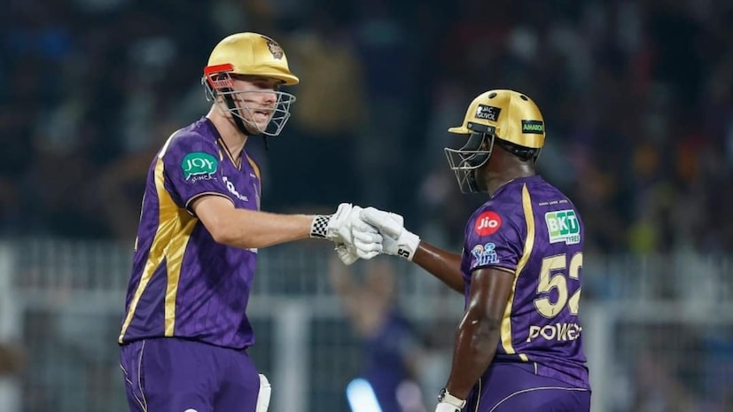 బుధవారం రాత్రి రాయల్ ఛాలెంజర్స్ బెంగళూరు (RCB), కోల్కతా నైట్ రైడర్స్ (KKR) మధ్య జరిగిన మ్యాచ్ తర్వాత ప్లేఆఫ్స్ సమీకరణాలు మరింత ఆసక్తికరంగా మారాయి. ఈ కీలక పోరులో కేకేఆర్పై ఆర్సీబీ ఘనవిజయం సాధించి, ఈ సీజన్లో తన 8వ విజయాన్ని నమోదు చేసింది. ఫలితంగా 16 పాయింట్లతో గుజరాత్ టైటాన్స్తో సమానంగా నిలిచినప్పటికీ, మెరుగైన నెట్ రన్-రేట్ (NRR) కారణంగా ఆర్సీబీ పాయింట్ల పట్టికలో అగ్రస్థానానికి చేరుకుంది. మరోవైపు, వరుసగా నాలుగు విజయాలతో దూసుకుపోతున్న కేకేఆర్ జైత్రయాత్రకు బ్రేక్ పడటంతో వారి అవకాశాలు క్లిష్టమయ్యాయి. బుధవారం రాత్రి రాయల్ ఛాలెంజర్స్ బెంగళూరు (RCB), కోల్కతా నైట్ రైడర్స్ (KKR) మధ్య జరిగిన మ్యాచ్ తర్వాత ప్లేఆఫ్స్ సమీకరణాలు మరింత ఆసక్తికరంగా మారాయి. ఈ కీలక పోరులో కేకేఆర్పై ఆర్సీబీ ఘనవిజయం సాధించి, ఈ సీజన్లో తన 8వ విజయాన్ని నమోదు చేసింది. ఫలితంగా 16 పాయింట్లతో గుజరాత్ టైటాన్స్తో సమానంగా నిలిచినప్పటికీ, మెరుగైన నెట్ రన్-రేట్ (NRR) కారణంగా ఆర్సీబీ పాయింట్ల పట్టికలో అగ్రస్థానానికి చేరుకుంది. మరోవైపు, వరుసగా నాలుగు విజయాలతో దూసుకుపోతున్న కేకేఆర్ జైత్రయాత్రకు బ్రేక్ పడటంతో వారి అవకాశాలు క్లిష్టమయ్యాయి.