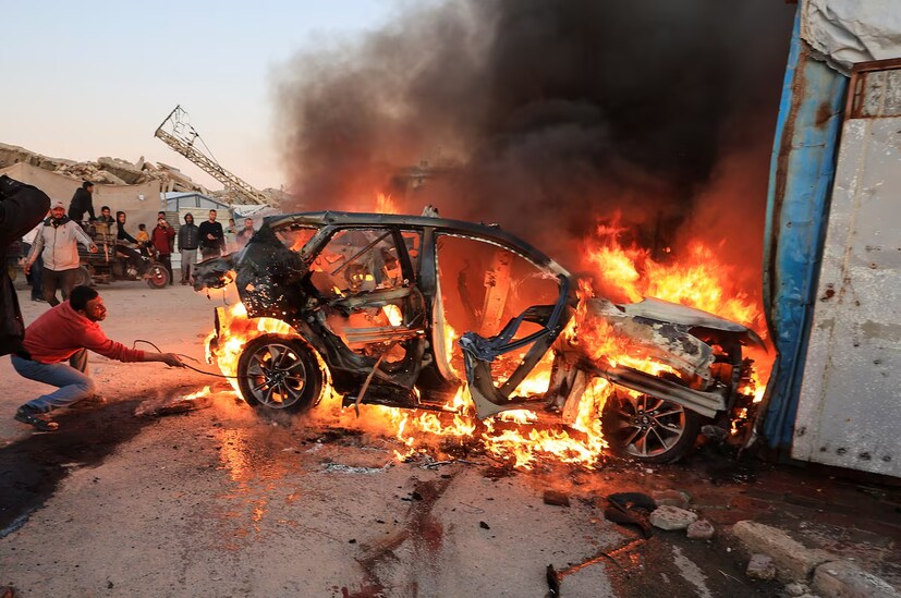  ఇజ్రాయెల్ ఇలా ఎందుకు చేస్తోంది?: ఇజ్రాయెల్ ప్రధాని బెంజమిన్ నెతన్యాహు ఓ మాట చెప్పారు. “అమెరికా-ఇరాన్ కాల్పుల విరమణ అనేది లెబనాన్‌ను కవర్ చేయదు” అని చెప్పారు. ఇరాన్ మద్దతుతో హెజ్బొల్లా.. ఉత్తర ఇజ్రాయెల్‌పై రాకెట్లతో దాడులు చేస్తోంది కాబట్టి.. సరిహద్దు సేఫ్టీ కోసం తాను ఈ దాడులు చేస్తున్నామని ఇజ్రాయెల్ వాదిస్తోంది. మార్చి నుంచి హెజ్బొల్లా, ఇజ్రాయెల్‌పై దాడులు పెంచడంతో, ఇజ్రాయెల్ కూడా లెబనాన్‌ దక్షిణ ప్రాంతంలో సెక్యూరిటీ జోన్ ఏర్పాటు చేసి, హెజ్బొల్లా ఆయుధాల్ని నాశనం చేస్తోంది. ఇది డిఫెన్సివ్ చర్య అని ఇజ్రాయెల్ చెబుతోంది. (Image: Reuters)