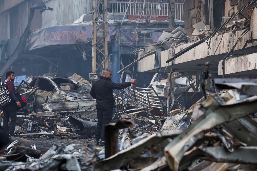  అమెరికా వాదన ఏంటి?: అమెరికా కూడా ఇజ్రాయెల్‌కి అనుకూలంగా మాట్లాడుతోంది. ఏప్రిల్ 7న ఇరాన్‌తో కుదిరిన కాల్పుల విరమణ ఒప్పందం అనేది.. రెండు దేశాల మధ్య డీల్ మాత్రమే అని అమెరికా ఉపాధ్యక్షుడు జేడీ వాన్స్ అన్నారు. “లెబనాన్ ఈ కాల్పుల విరమణలో భాగం కాదు” అని అన్నారు. ఐతే.. ఇజ్రాయెల్ పెట్టిన 10 కండీషన్లలో.. తమ మద్దదు దారులపై కూడా దాడులు ఆపాలని కోరింది. ఆ మద్దతుదారుల్లో హమాస్, హెజ్బొల్లా, హౌతీలు, మిలీషియాలు ఉన్నారు. వీరిలో హెజ్బొల్లా మిలిటెంట్లు.. ఇరాన్ సరిహద్దున ఉన్న లెబనాన్ దక్షిణ ప్రాంతంలో ఉంటారు. వీరు తరచూ ఇజ్రాయెల్‌ని టార్గెట్ చేస్తున్నారు. అందుకే ఇజ్రాయెల్.. ఆపరేషన్ ఎటర్నల్ డార్క్‌నెస్ అనే పేరు పెట్టి హెజ్బొల్లా కంట్రోల్ సెంటర్లను టార్గెట్ చేసిందని ఆల్ జజీరా తెలిపింది. (Image: Reuters)