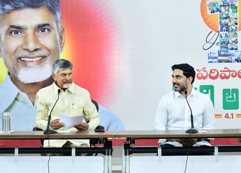 జమ అయ్యే మనీలో రూ.2వేలు కట్: ప్రతీ సంవత్సరం లాగానే ఈసారి కూడా తల్లుల అకౌంట్లలో ఒక్కో విద్యార్థికీ రూ.13,000 చొప్పున జమ అవుతాయి. మిగతా రూ.2,000ను జిల్లా కలెక్టర్ల అకౌంట్లలో జమ చేస్తుంది ప్రభుత్వం. కలెక్టర్లు ఆ డబ్బును స్కూళ్ల పారిశుధ్యం, పరిశుభ్రత, మెయింటెనెన్స్, హైజీన్ కోసం ఉపయోగిస్తారు. ఇందులో ఎలాంటి మోసమూ లేదు. ప్రభుత్వం అధికారిక జీవోలో ఈ విషయాన్ని స్పష్టం చేసింది. వైసీపీ ఆరోపిస్తున్నట్లుగా.. రూ.2,000 తగ్గించట్లేదు. జీవోలోనే ఈ రూల్ ఉంది. ఇదివరకు వైసీపీ కూడా ఇలాగే రూ.2,000 కట్ చేసేది. గతేడాది గుంటూరు జిల్లాకి చెందిన ఓ మహిళ అకౌంట్లో రూ.26,000 జమ అయ్యాయి. ఆమెకు ఇద్దరు పిల్లలున్నారు. జమ అయ్యే మనీలో రూ.2వేలు కట్: ప్రతీ సంవత్సరం లాగానే ఈసారి కూడా తల్లుల అకౌంట్లలో ఒక్కో విద్యార్థికీ రూ.13,000 చొప్పున జమ అవుతాయి. మిగతా రూ.2,000ను జిల్లా కలెక్టర్ల అకౌంట్లలో జమ చేస్తుంది ప్రభుత్వం. కలెక్టర్లు ఆ డబ్బును స్కూళ్ల పారిశుధ్యం, పరిశుభ్రత, మెయింటెనెన్స్, హైజీన్ కోసం ఉపయోగిస్తారు. ఇందులో ఎలాంటి మోసమూ లేదు. ప్రభుత్వం అధికారిక జీవోలో ఈ విషయాన్ని స్పష్టం చేసింది. వైసీపీ ఆరోపిస్తున్నట్లుగా.. రూ.2,000 తగ్గించట్లేదు. జీవోలోనే ఈ రూల్ ఉంది. ఇదివరకు వైసీపీ కూడా ఇలాగే రూ.2,000 కట్ చేసేది. గతేడాది గుంటూరు జిల్లాకి చెందిన ఓ మహిళ అకౌంట్లో రూ.26,000 జమ అయ్యాయి. ఆమెకు ఇద్దరు పిల్లలున్నారు.