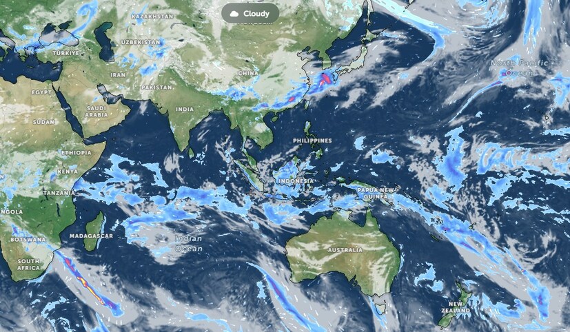  భారత వాతావరణ శాఖ (IMD) తాజా రిపోర్ట్ ప్రకారం ఏప్రిల్ 22 నుంచి 25 వరకూ కోస్తాంధ్ర, యానాం, తెలంగాణలో ఉరుములు, మెరుపులు, పిడుగులతో, తేలికపాటి నుంచి మోస్తరు వర్షాలు అక్కడక్కడా కురుస్తాయి. అలాగే ఈదురు గాలుల వేగం గంటకు 30 నుంచి 50 కిలోమీటర్లుగా ఉంటుంది. రాయలసీమలో 22, 23 తేదీల్లో ఇదే తరహా వాతావరణం ఉంటుంది. ఐతే.. తెలంగాణపై సముద్రమట్టం నుంచి 1.5 కిలోమీటర్ల ఎత్తులో ఒక తుపాను తరహా ద్రోణి (cyclonic circulation) ఉంది. అలాగే.. మరో వాయు ద్రోణి (air cyclonic circulation).. ఛత్తీస్‌గఢ్, తెలంగాణ, కర్ణాటక, తమిళనాడుపై ఉంది. ఇది సముద్రమట్టానికి 0.9 కిలోమీటర్ల ఎత్తులో ఉంది.