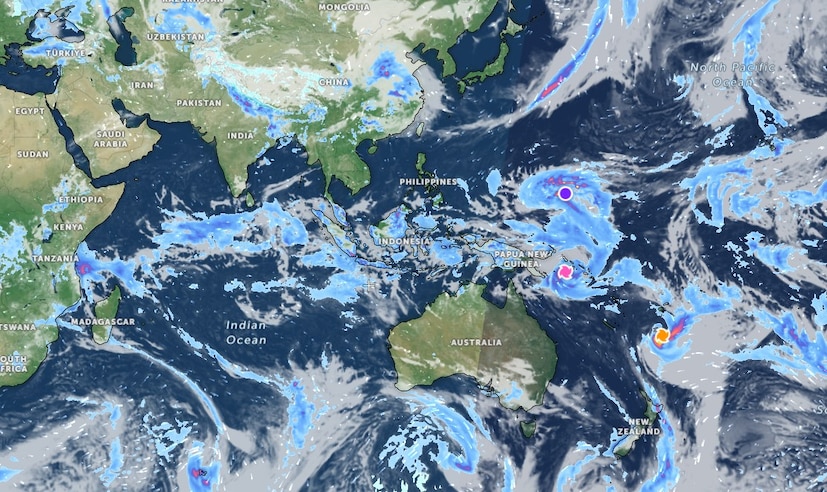  భారత వాతావరణ శాఖ తాజా రిపోర్టు ప్రకారం కోస్తాంధ్ర, యానాం, రాయలసీమలో ఏప్రిల్ 8, 9, 10 తేదీల్లో తేలికపాటి నుంచి మోస్తరు వర్షాలు అక్కడక్కడా కురుస్తాయి. అలాగే తెలంగాణలో ఏప్రిల్ 8, 9 తేదీల్లో తేలికపాటి నుంచి మోస్తరు వర్షాలు అక్కడక్కడా కురుస్తాయి. వర్షంతోపాటూ.. ఉరుములు, మెరుపులు, పిడుగులు కూడా పడతాయి. గాలి వేగం గంటకు 30 నుంచి 40 కిలోమీటర్లుగా ఉంటుంది. తెలంగాణ, రాయలసీమపై 0.9 కిలోమీటర్ల ఎత్తులో ఒక ద్రోణి ఉంది.