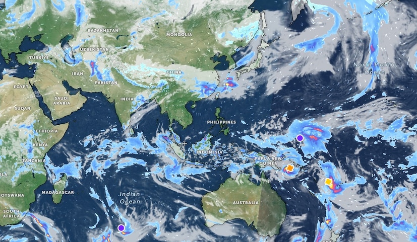 భారత వాతావరణ శాఖ (IMD) స్పష్టంగా ఒక విషయం చెప్పింది. ఏప్రిల్ 6 నుంచి 10 వరకూ 5 రోజులపాటూ తెలంగాణ, కోస్తాంధ్ర, యానాం, రాయలసీమ, కర్ణాటక, పుదుచ్చేరి, కేరళలో అక్కడక్కడా తేలికపాటి నుంచి మోస్తరు వర్షాలు కురుస్తాయి. అలాగే ఉరుములు, మెరుపులు, పిడుగులు కూడా పడతాయి. ఈదురుగాలుల వేగం గంటకు 30 నుంచి 50 కిలోమీటర్లుగా ఉంటుంది. అంతే కాదు.. ఏప్రిల్ 6 సోమవారం నాడు కోస్తాంధ్ర, యానాంలో అక్కడక్కడా భారీ వర్షం కురుస్తుంది అని IMD చెప్పింది. ఈ వర్షం ఘాట్ ఏరియాల్లో అంటే.. కొండలు, ఏజెన్సీలు, ఎత్తైన ప్రదేశాల్లో కురుస్తుందని తెలిపింది. కాబట్టి కోస్తా ప్రజలు ఇవాళ జాగ్రత్తలు తీసుకోవాలి. భారత వాతావరణ శాఖ (IMD) స్పష్టంగా ఒక విషయం చెప్పింది. ఏప్రిల్ 6 నుంచి 10 వరకూ 5 రోజులపాటూ తెలంగాణ, కోస్తాంధ్ర, యానాం, రాయలసీమ, కర్ణాటక, పుదుచ్చేరి, కేరళలో అక్కడక్కడా తేలికపాటి నుంచి మోస్తరు వర్షాలు కురుస్తాయి. అలాగే ఉరుములు, మెరుపులు, పిడుగులు కూడా పడతాయి. ఈదురుగాలుల వేగం గంటకు 30 నుంచి 50 కిలోమీటర్లుగా ఉంటుంది. అంతే కాదు.. ఏప్రిల్ 6 సోమవారం నాడు కోస్తాంధ్ర, యానాంలో అక్కడక్కడా భారీ వర్షం కురుస్తుంది అని IMD చెప్పింది. ఈ వర్షం ఘాట్ ఏరియాల్లో అంటే.. కొండలు, ఏజెన్సీలు, ఎత్తైన ప్రదేశాల్లో కురుస్తుందని తెలిపింది. కాబట్టి కోస్తా ప్రజలు ఇవాళ జాగ్రత్తలు తీసుకోవాలి.