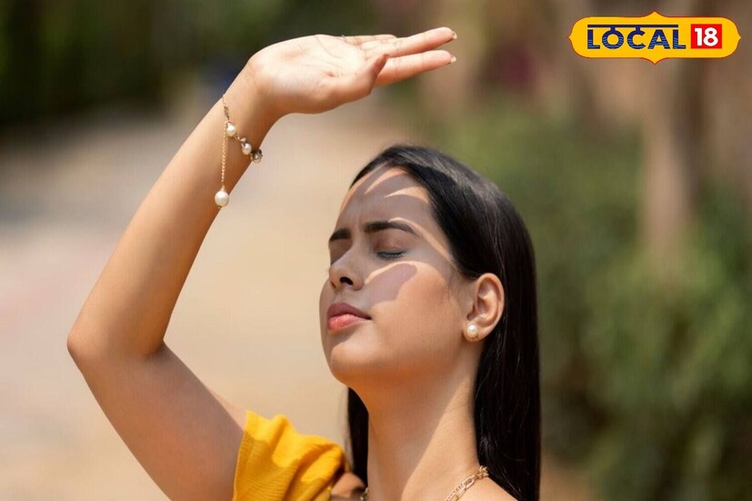<strong>Monsoon Skin Problems:</strong> వర్షాకాలంలో చాలా మంది వేడి, తేమ నుండి ఉపశమనం పొందడానికి ఎక్కువ సమయం ఏసీ ఉన్న ప్రదేశాలలో గడుపుతారు. ఇంట్లో, ఆఫీసులో, లేదా కారులో అయినా, చల్లని గాలి సౌకర్యాన్ని అందిస్తుంది. అయితే ఎక్కువసేపు ఏసీకి గురికావడం మీ చర్మానికి హానికరం కావచ్చు. బయటి తేమకు, లోపల ఉండే చల్లని, పొడి గాలికి మధ్య నిరంతరం జరిగే మార్పు చర్మం సహజ సమతుల్యతను దెబ్బతీస్తుంది. దీనివల్ల చర్మం పొడిబారి, దురద, చికాకు వంటి సమస్యలకు దారితీయవచ్చు.