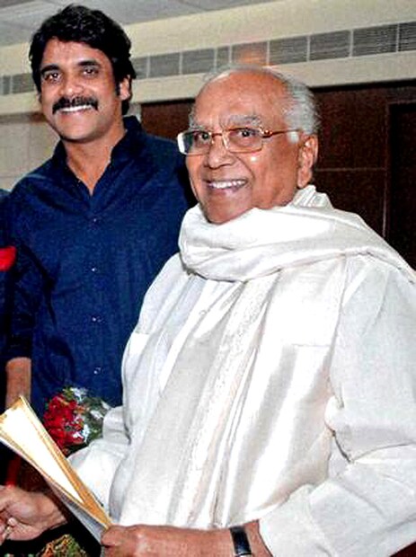 ఏడు దశాబ్దాల నట వైభవం: 1944లో 'సీతారామ జననం' సినిమాతో హీరోగా మారిన అక్కినేని, సుమారు 259 చిత్రాల్లో నటించారు. దేవదాసు, లైలా మజ్ను, ప్రేమాభిషేకం వంటి క్లాసిక్స్ నుండి దసరా బుల్లోడు వంటి మాస్ హిట్ వరకు ఆయన ప్రయాణం అప్రతిహతం. భారత ప్రభుత్వం ఆయనను దాదాసాహెబ్ ఫాల్కే, పద్మ విభూషణ్ వంటి అత్యున్నత పురస్కారాలతో గౌరవించింది. 2014, జనవరి 22న ఈ ధ్రువతార నేలకొరిగినా, ఆయన సినిమాలు, సిద్ధాంతాలు తెలుగు వారి గుండెల్లో నిరంతరం నిలిచే ఉంటాయి.  తన జీవితంలో నటన ఒక్కటే కాకుండా అన్నపూర్ణ స్టూడియోస్ నిర్మించి తెలుగు సినిమాల షూటింగ్స్ కోసం ఓ గొప్ప ప్రదేశాన్ని నెలకొల్పారు. అంతేకాదు పలు వ్యాపారాలతో వేల కోట్లు సంపాదించారు.  