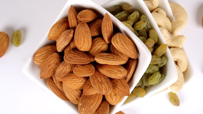 4. నట్స్, గింజలు (Nuts and Seeds): బాదం, వాల్‌నట్స్, అవిసె గింజలు, చియా సీడ్స్ జుట్టుకు చాలా మేలు చేస్తాయి. వీటిలో ప్రొటీన్లు, విటమిన్ ఇ, జింక్ మెండుగా ఉంటాయి. ప్రతిరోజూ గుప్పెడు నానబెట్టిన గింజలు తినడం వల్ల జుట్టు ఒత్తుగా, ఆరోగ్యంగా పెరుగుతుంది.