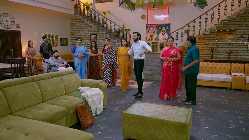  Brahmamudi Serial Today May 31st Weekly Review:  'బ్రహ్మముడి' సీరియల్ ఈ వారపు ఎపిసోడ్‌లలో కథ ఎంతో ఉత్కంఠభరితమైన మలుపులు తిరిగింది. ఒకవైపు సీఈఓ పోస్ట్ కోసం రాజు, ఇందుల మధ్య సాగుతున్న వ్యూహాలు, మరోవైపు రాజు వెనుక ఉండి రేఖ ఆడుతున్న నాటకాలు కాసేపు టెన్షన్ పెడితే... ఇందు తల్లి జ్ఞాపకార్థమైన నెక్లెస్‌ను రాజు విడిపించి తెచ్చివ్వడం ప్రేక్షకులను ఎమోషనల్‌గా ఆకట్టుకుంది. ఇంకోవైపు మధ్యతరగతి కుటుంబంలో ఏఐ (AI) టెక్నాలజీ వల్ల ఉద్యోగం కోల్పోయి, అప్పుల బాధతో వెంకీ పడుతున్న ఆవేదన మనసును కలచివేసేలా సాగింది; చివరగా ఈ సమస్యలన్నింటి మధ్య అపర్ణ సుభాష్.. రాజు, ఇందుల శోభనానికి ముహూర్తం ఫిక్స్ చేయడంతో కథ మరింత రసవత్తరంగా మారింది.