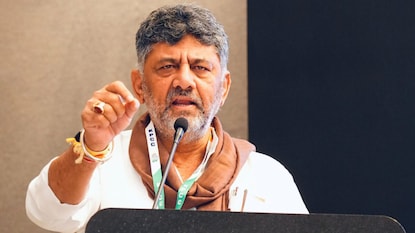 కర్నాటక సీఎంగా డీకే శివకుమార్ ప్రమాణ స్వీకారానికి డేట్ ఫిక్స్.. జోరుగా ఏర్పాట్లు! కర్నాటక సీఎంగా డీకే శివకుమార్ ప్రమాణ స్వీకారానికి డేట్ ఫిక్స్.. జోరుగా ఏర్పాట్లు!