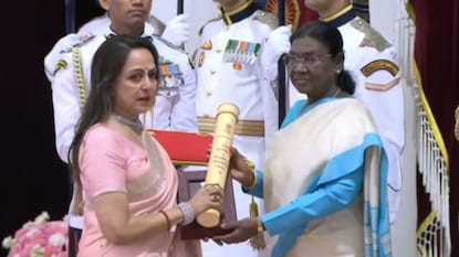 దివంగత భర్త ధర్మేంద్ర తరఫున పద్మ విభూషన్ అవార్డును రాష్ట్రపతి చేతుల మీదుగా స్వీకరిస్తున్న భార్య హేమమాలిని దివంగత భర్త ధర్మేంద్ర తరఫున పద్మ విభూషన్ అవార్డును రాష్ట్రపతి చేతుల మీదుగా స్వీకరిస్తున్న భార్య హేమమాలిని