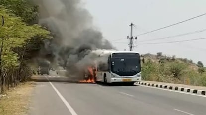 దగ్దమవుతున్న బస్సు దగ్దమవుతున్న బస్సు
